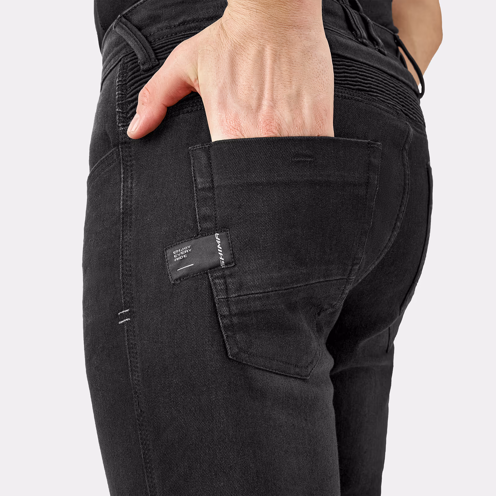 07_SHIMA_ZENITH_HOMBRE_NEGRO_ESPALDA_DE_BOLSILLO