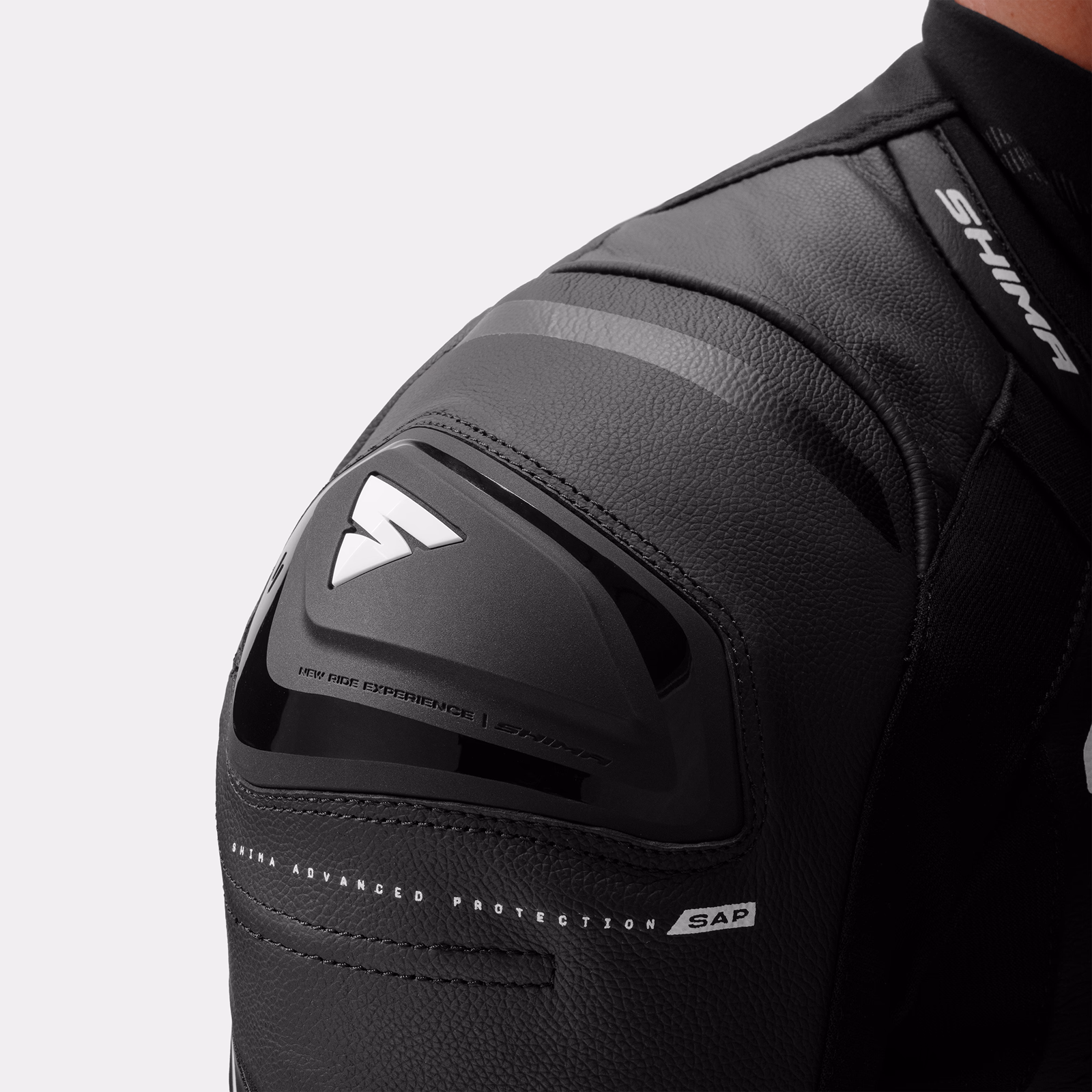 08_SHIMA_MISSION RS_TRAJE_HOMBRE_NEGRO BLANCO