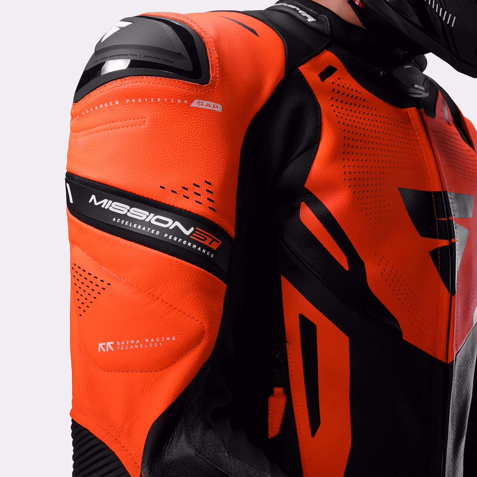 08_SHIMA_MISSION ST_TRAJE DE HOMBRE_ROJO FLUO