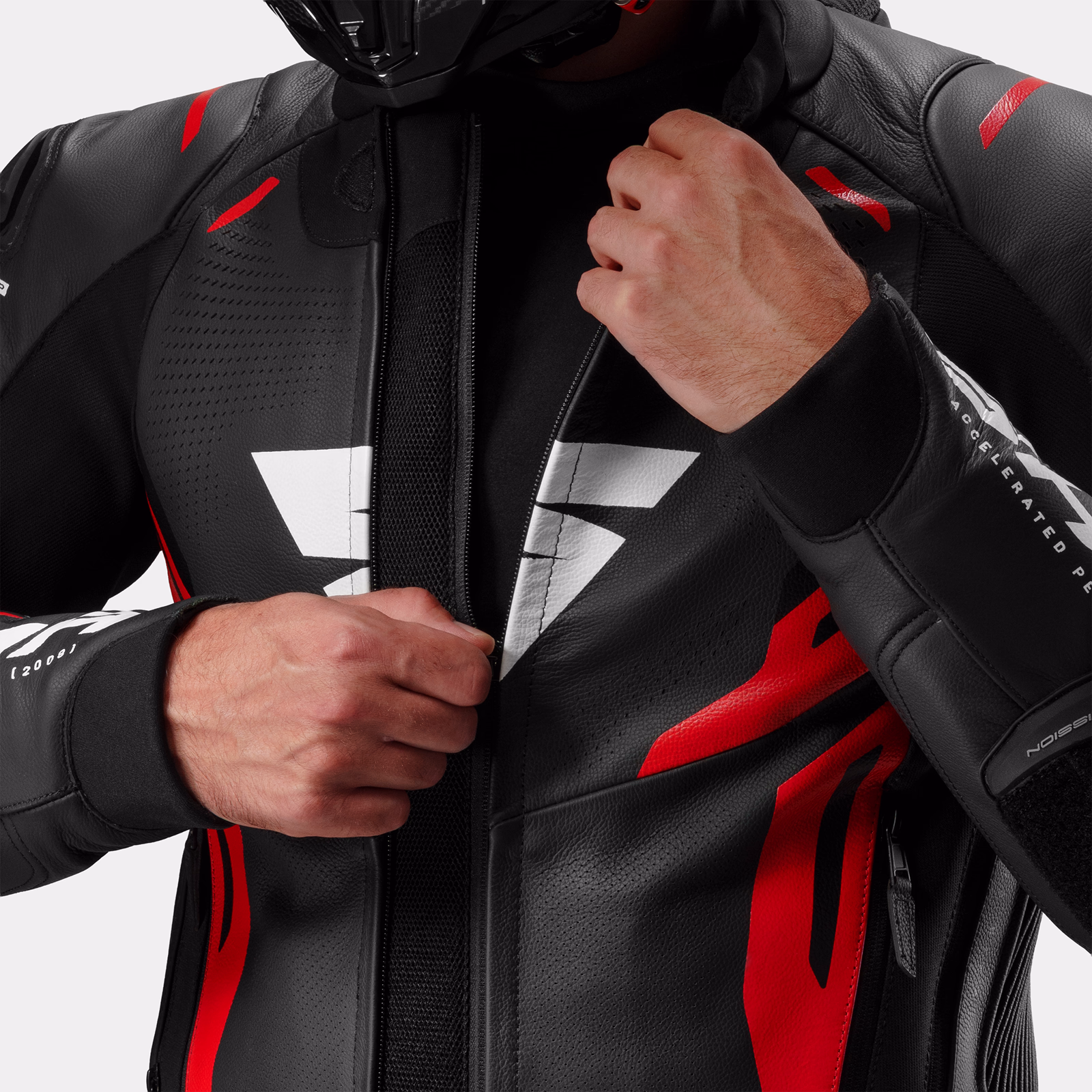 11_SHIMA_MISSION ST_TRAJE DE HOMBRE_NEGRO Y ROJO