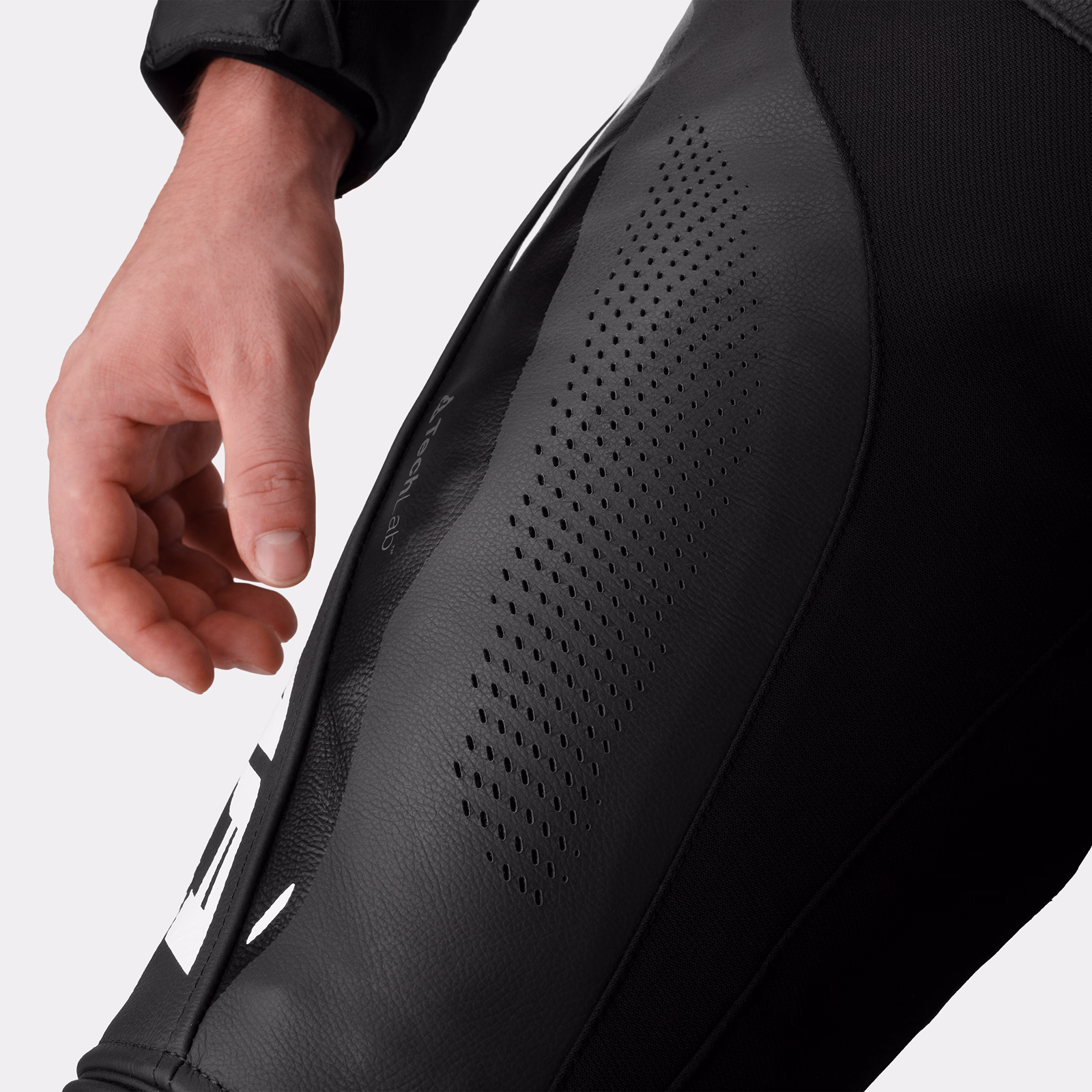 14_SHIMA_MISSION RS_TRAJE_HOMBRE_NEGRO BLANCO