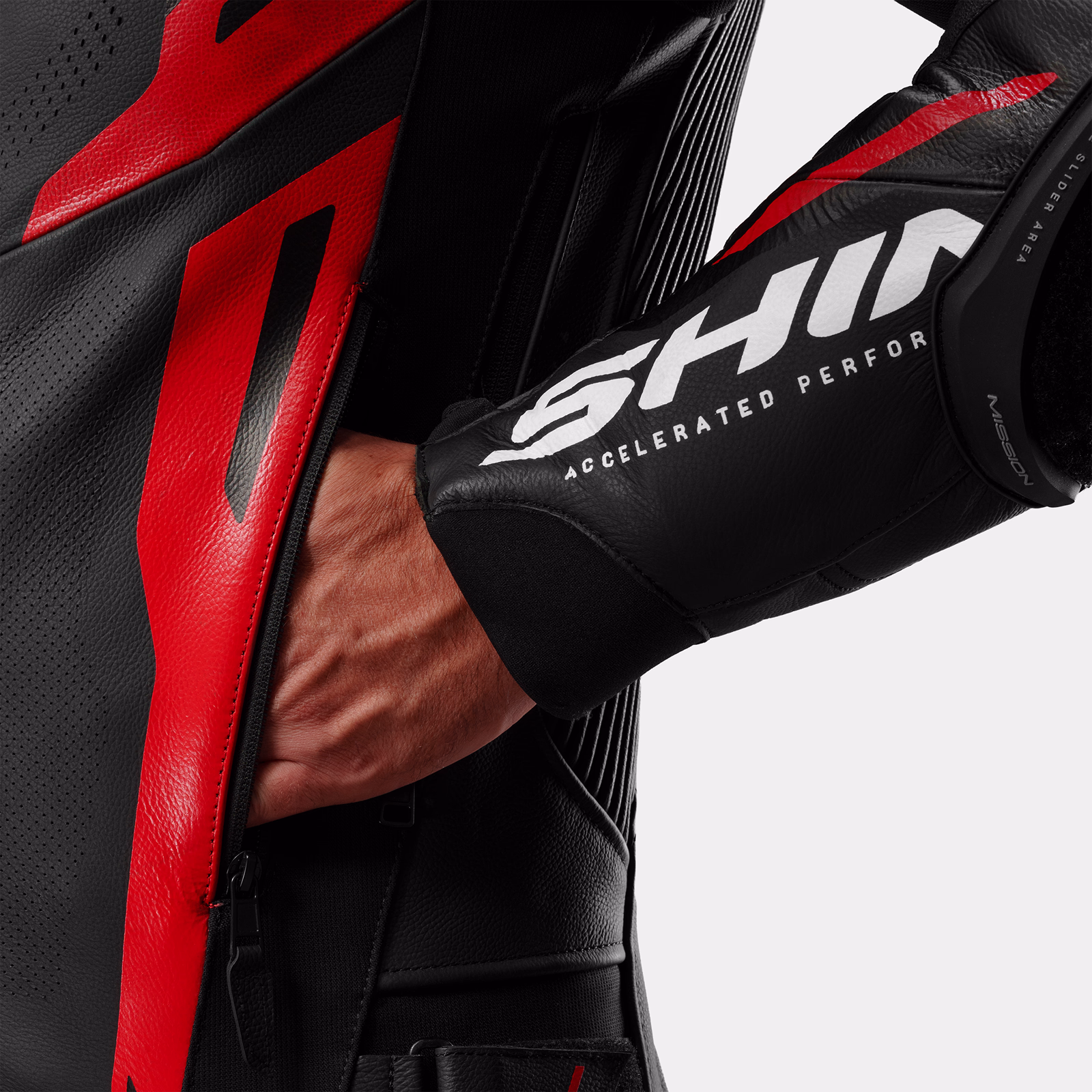 14_SHIMA_MISSION ST_TRAJE DE HOMBRE_NEGRO Y ROJO