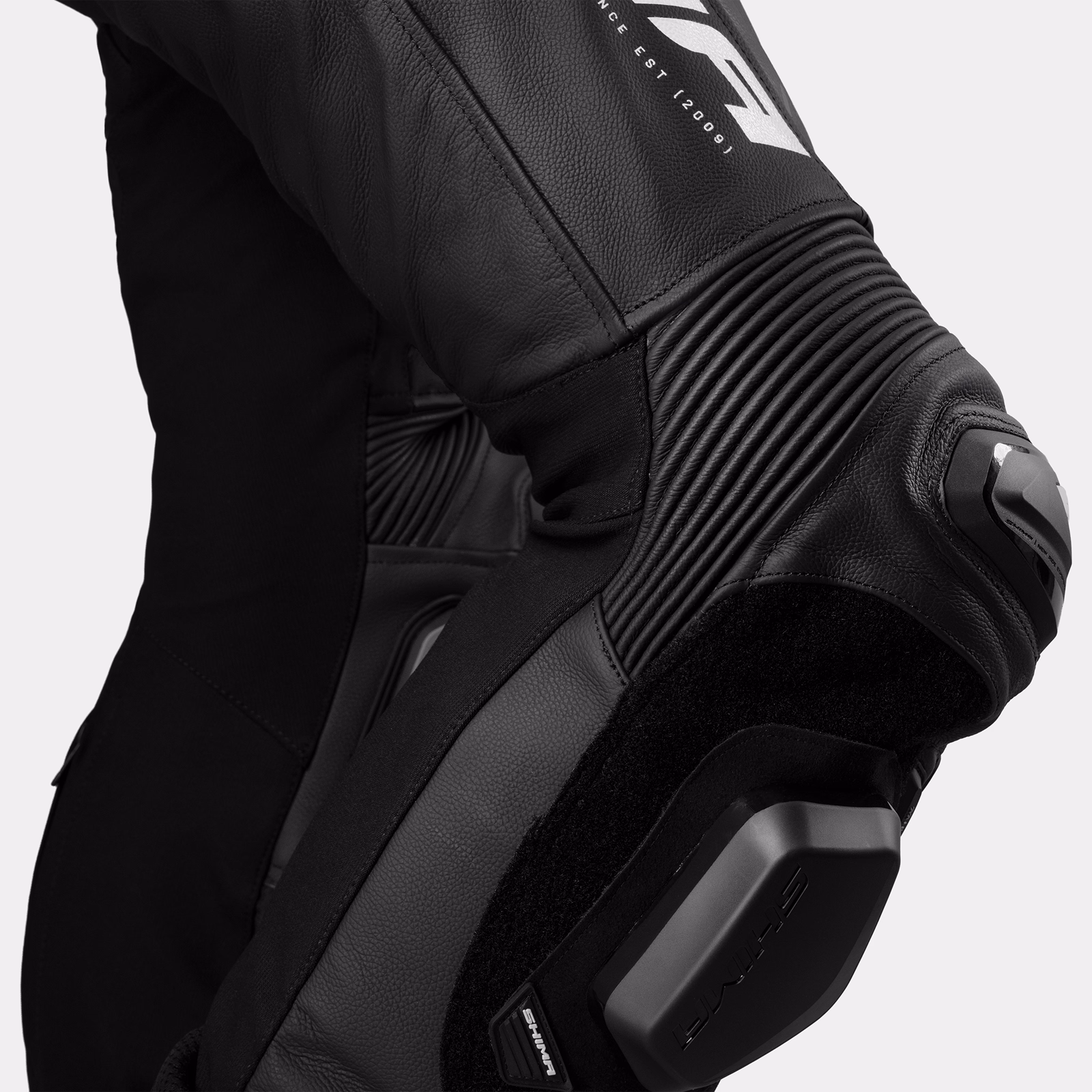 16_SHIMA_MISSION RS_TRAJE_HOMBRE_NEGRO BLANCO