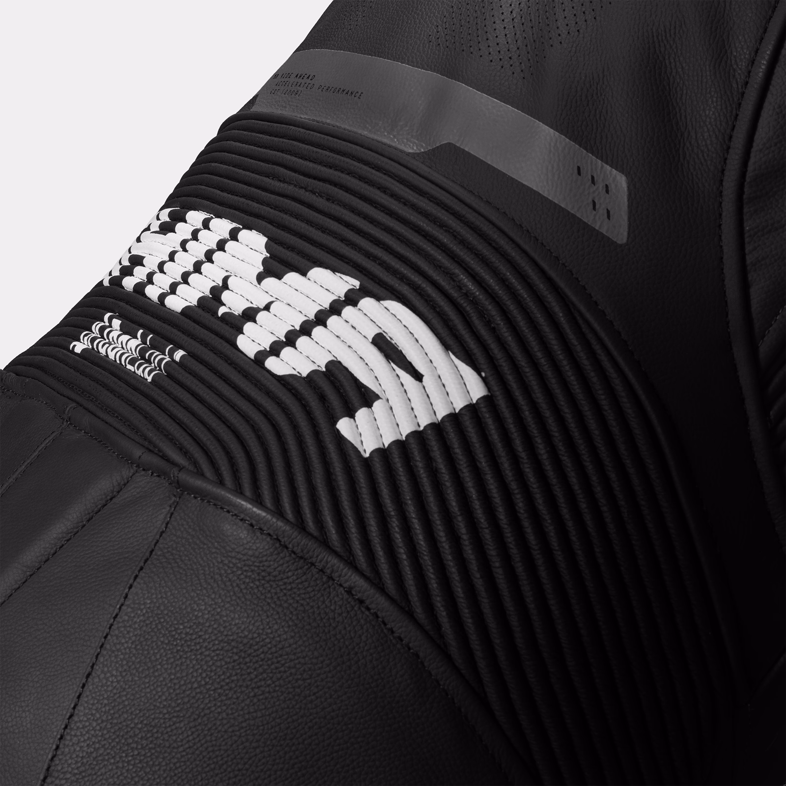 19_SHIMA_MISSION RS_TRAJE_HOMBRE_NEGRO BLANCO