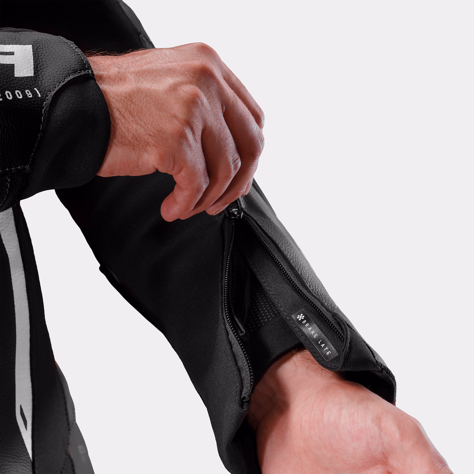 21_SHIMA_MISSION RS_TRAJE_HOMBRE_NEGRO BLANCO
